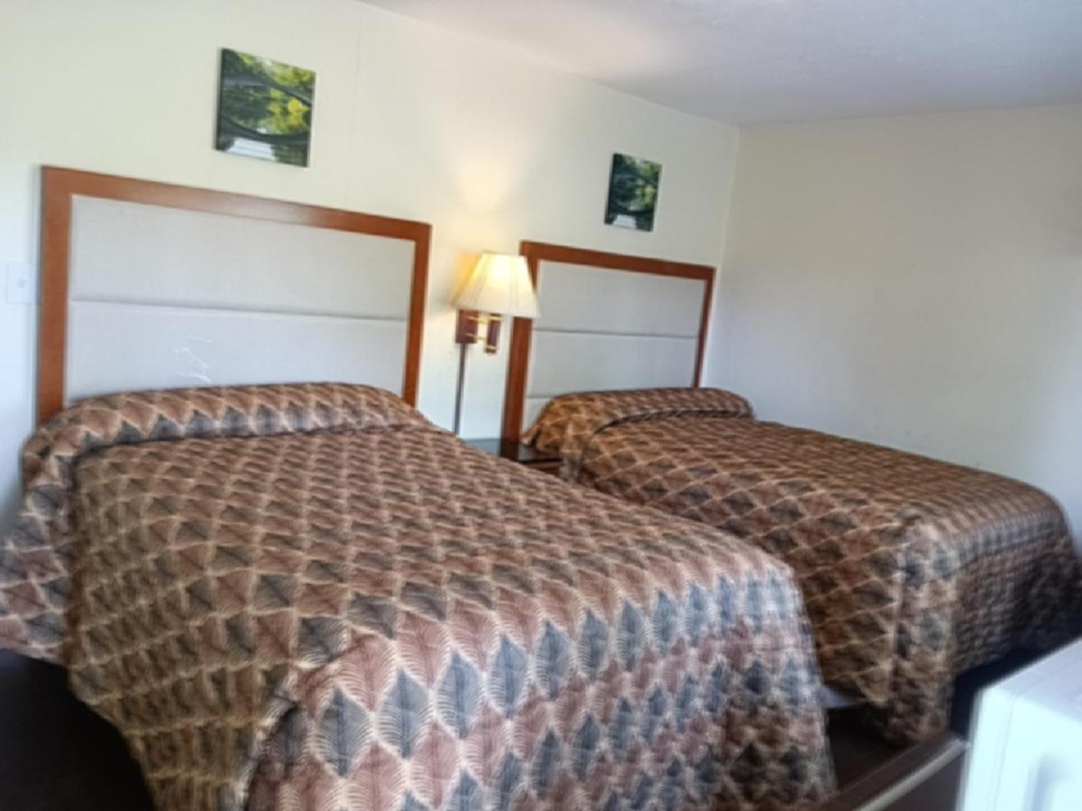 Maple Leaf Motel New Milford Exterior photo