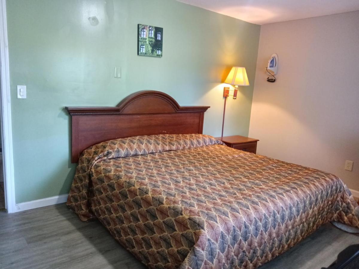 Maple Leaf Motel New Milford Exterior photo