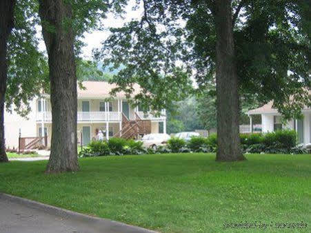 Maple Leaf Motel New Milford Exterior photo